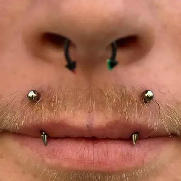 percing dans le nez et les levres
