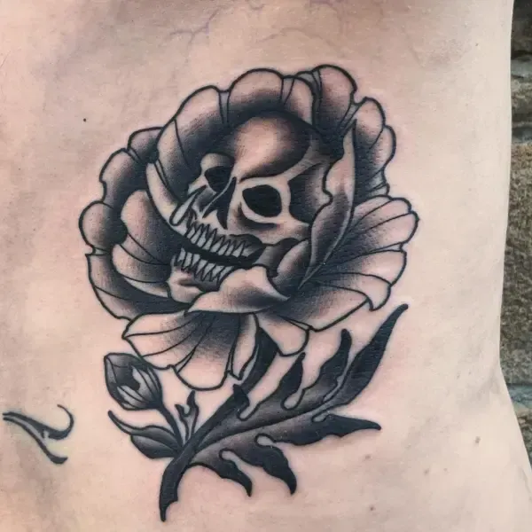 tatouage d'une fleur sur bras