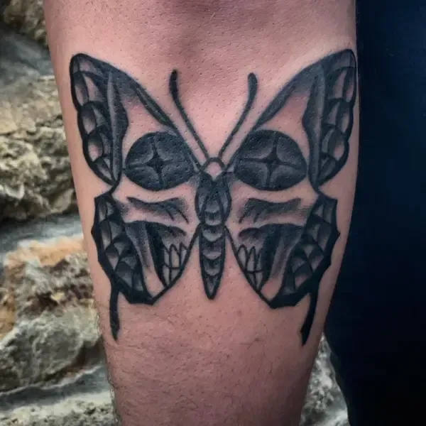 tatouage d'une papillon  sur bras