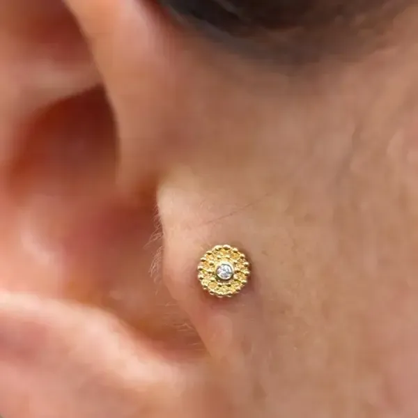 une percing dans l'oreille pour femme