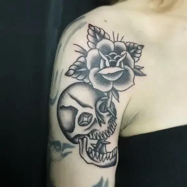 Tatouage noir et gris à Landerneau