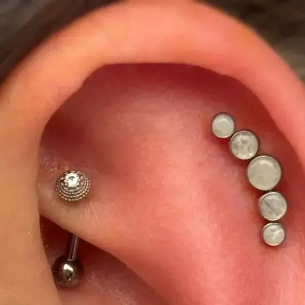 deux percing dans l'oreille
